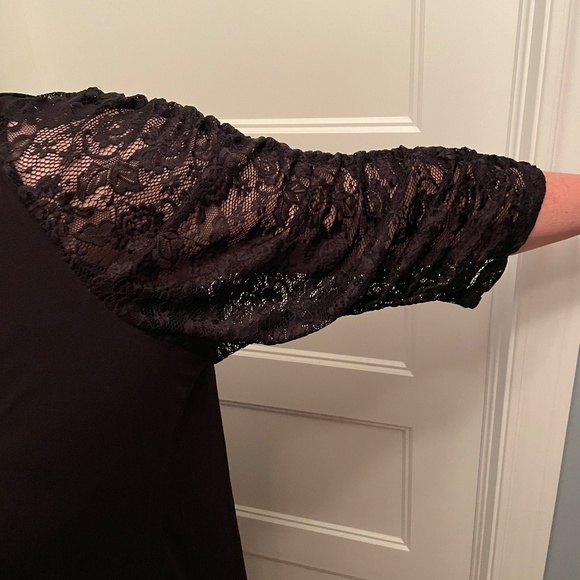 Black 4X top with lace/ruched sleeves - Picture 2 of 2